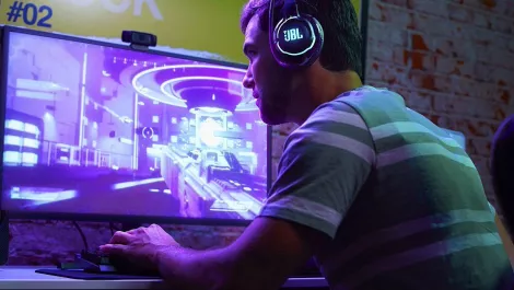 Jbl quantum 800 lifestyle image pc 02